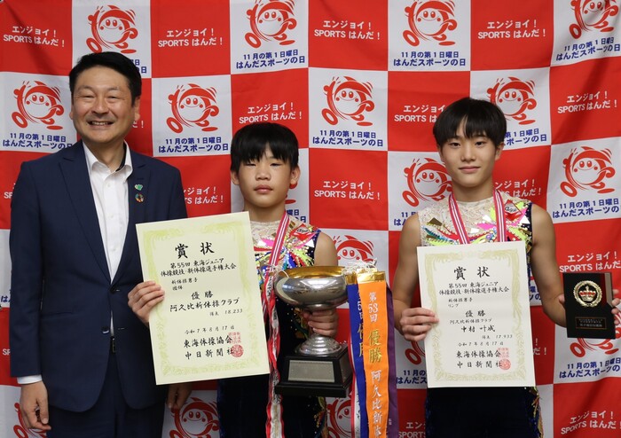 写真:市長、教育長と石川琉楓、中村叶成(新体操)