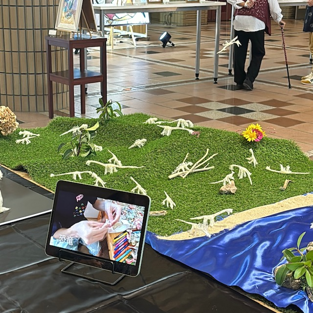 セロハンテープで表現した恐竜の写真