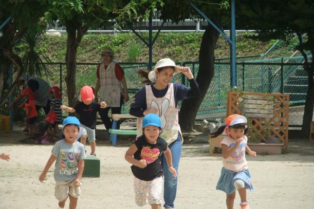 写真：遊ぶ園児と保育士