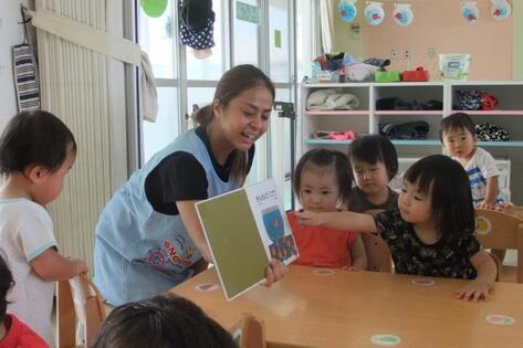 写真：絵本の読み聞かせの様子