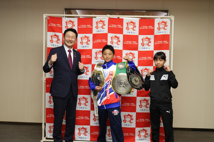 市長と新美龍我さん、新美莉瑚さん