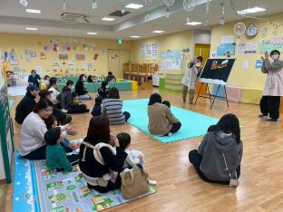 写真：はんだっこで遊ぶ様子