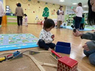 写真：はんだっこで遊ぶ様子