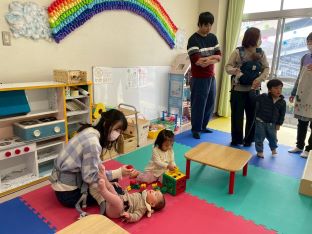 写真：板山ふれあいセンターで遊ぶ様子