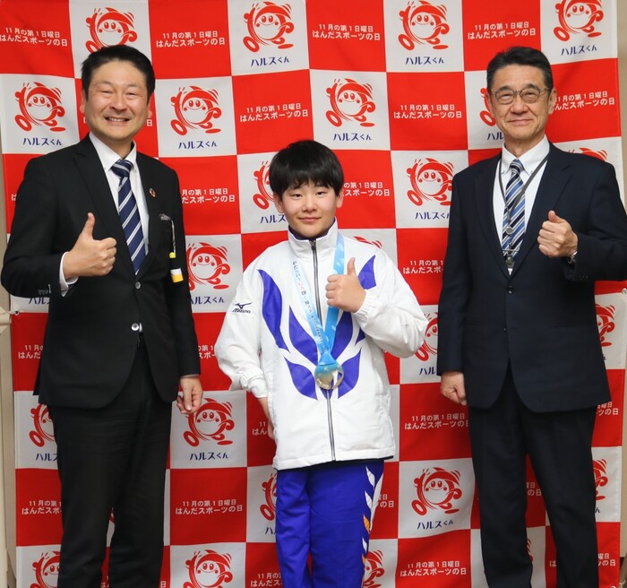 写真：市長と新美想真さん