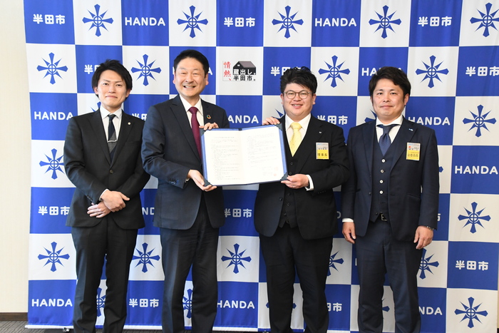 協定締結式の写真