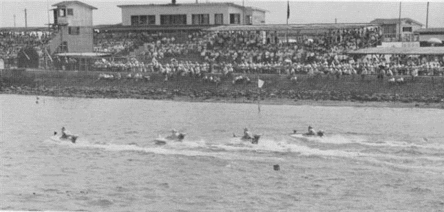 半田ボートレース場開催当時のレースの模様