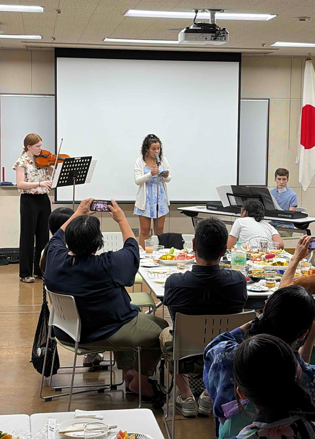 送別会での集合写真